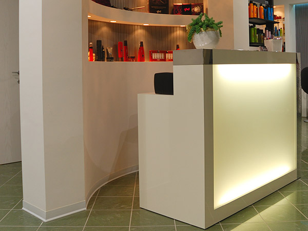 Mesa-con-iluminación-de-leds-para-revendedores