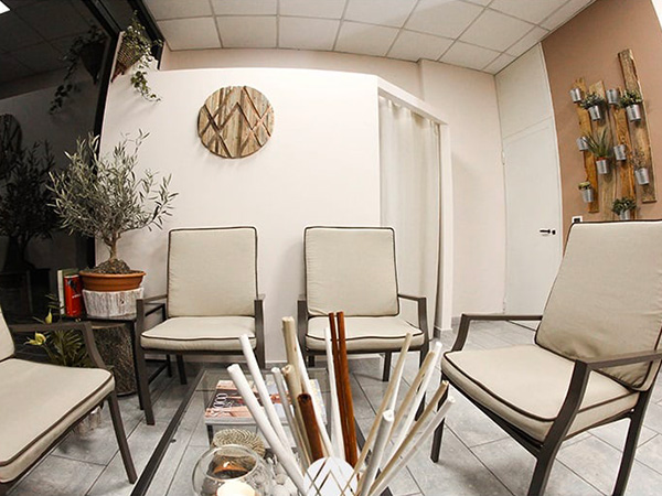 Waiting-pouf-for-barber