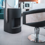 Tappezzeria-di-colore-nero-in-skai